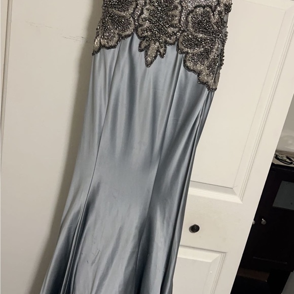 There is some stain and the dress that is washable, and it’s not noticeable - Picture 4 of 4